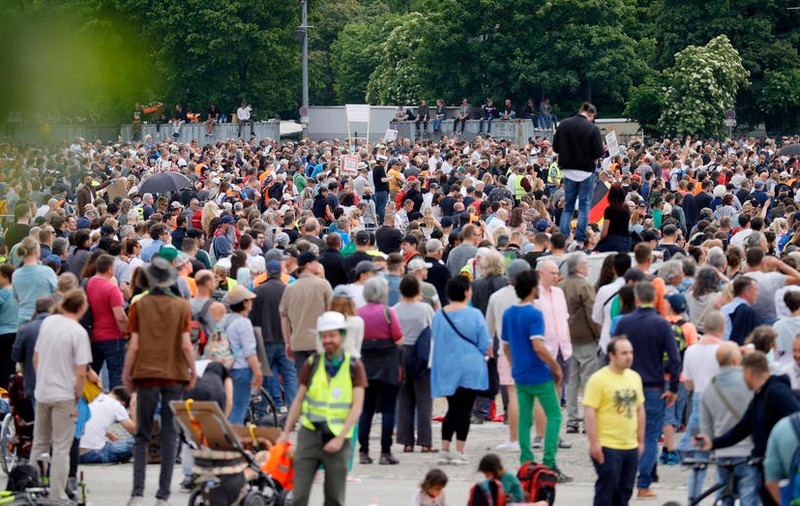 Mii de oameni au protestat în Germania față de măsurile de restricție. Un bucătar celebru a fost arestat