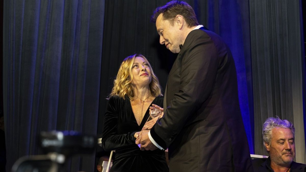 Elon Musk îi dă un premiu Giorgiei Meloni la o gală a centrului de reflecție Atlantic Council Foto: Profimedia