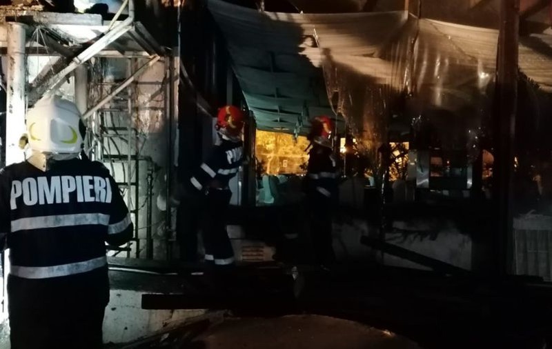 Incendiu la terasa unui hotel din Mamaia. 30 de turiști au fost evacuați