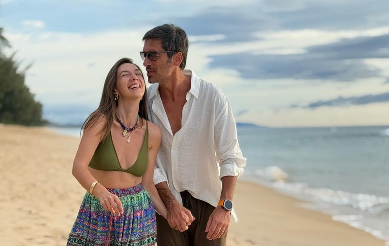 Cum au fost surprinși Adela Popescu și Radu Vâlcan în Thailanda, unde se filmează „Insula Iubirii”. „M-a scos în sat”