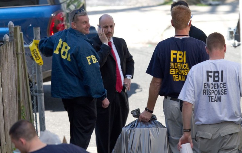 FBI a reușit să deblocheze telefonul teroristului din San Bernandino și renunță la procesul cu Apple