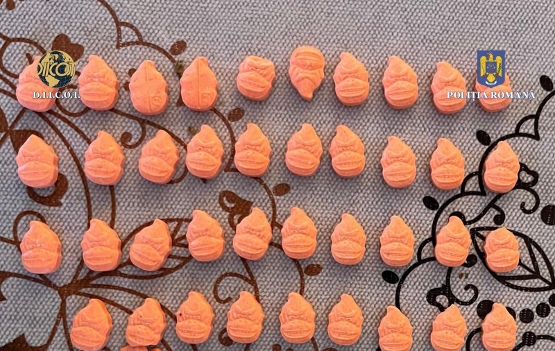 Alerte emise la nivel european, după descoperirea unui nou comprimat ecstasy în România. Un copil de 13 ani a murit de supradoză