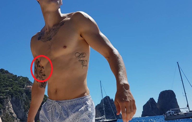 Vlad Chiricheș și-a tatuat pe brațul drept chipul soției sale, Sabrina. Toate tatuajele tricolorului, în articol