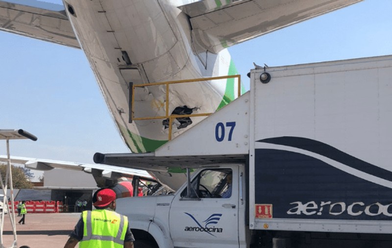 Momentul în care un camion al unei firme de catering lovește un avion, pe aeroportul din Guadalajara, în Mexic