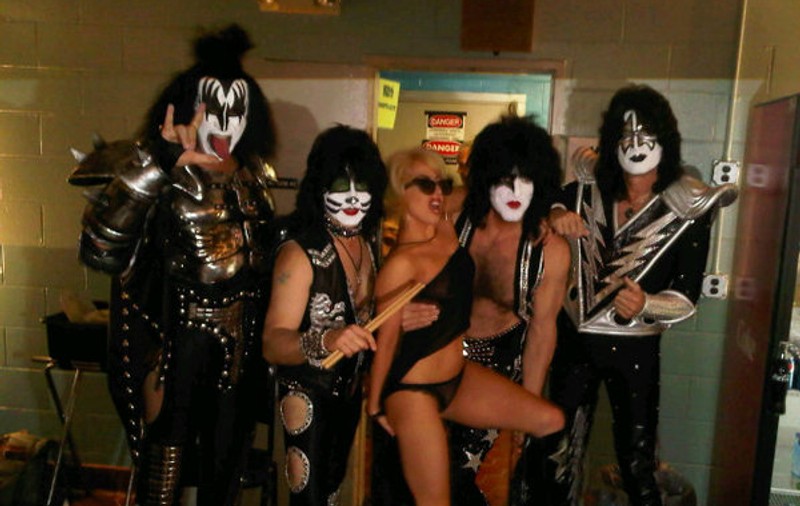 Lady GaGa a "furat" cizmele băieţilor de la Kiss