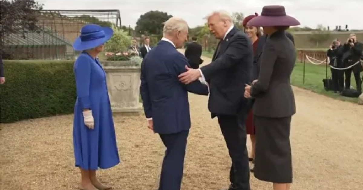 Donald Trump îi atinge brațul regelui Charles