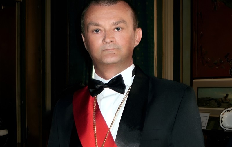 Povestea unei tinere care a scăpat de abuzurile lui Morel Bolea, liderul Kastei Morrely. Ritualurile ciudate din casa unde guru trăiește alături de victimele sale