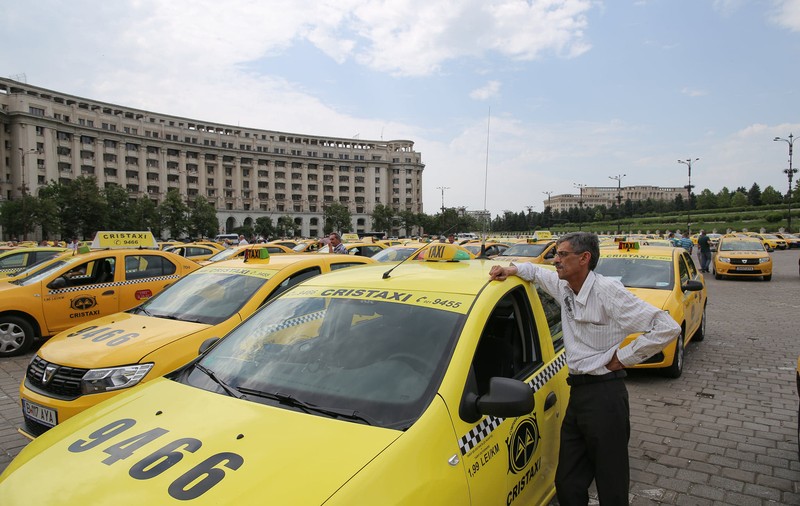 Taximetriștii din București nu vor mai fi obligați să folosească dispecerat. Nicușor Dan a câștigat procesul cu Primăria Capitalei