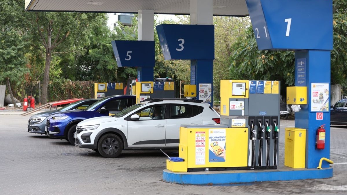 Mai multe mașini, într-o stație de alimentare Petrom din București. Foto: Libertatea/ Dumitru Angelescu