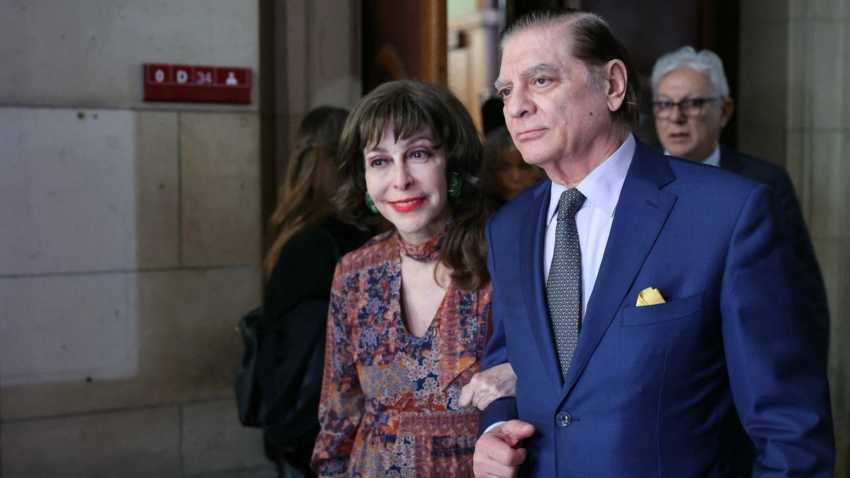 Paul Philippe din România (dreapta), in costum albastru, și soția sa, Lia Georgia Triff, părăsesc tribunalul din Paris, pe 29 noiembrie 2023, după audierea privind cererea de extrădare depusă de România împotriva lui „Paul al României”.