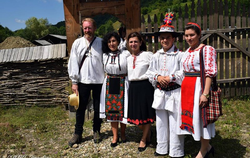 Irlandezul care iubește nunta tradițională din Maramureș. Peter Hurley încurajează datinile străbune printr-un proiect cultural