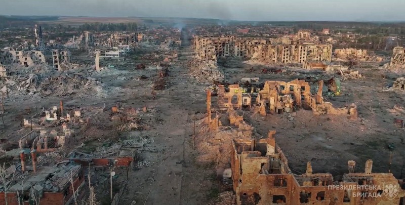 Imagine de ansamblu cu ruinele orașului ucrainean Vovchansk, din regiunea Harkov, situat la aproximativ cinci kilometri de granița de stat cu Rusia. Foto: AFP