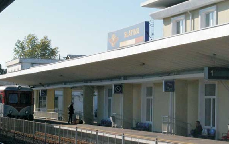 Un bărbat a fost ucis și altul rănit grav în urma unei încăierări în gara din Slatina. Autorul crimei a dispărut