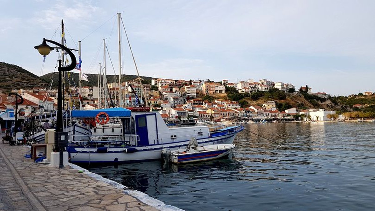 Atenționare de călătorie pentru românii care merg în Grecia din cauza incendiilor. Imagine din Insula samos din grecia