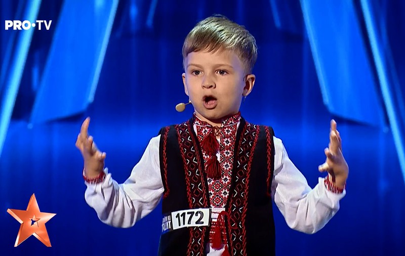 Un băiețel de 4 ani a dat pe spate juriul de la Românii au talent. Știe aproape 100 de poezii!