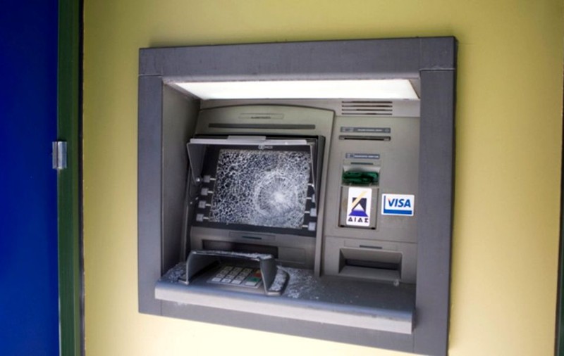 Prinși făcând sex lângă un ATM. Ce reacție năucitoare au avut când au fost descoperiți