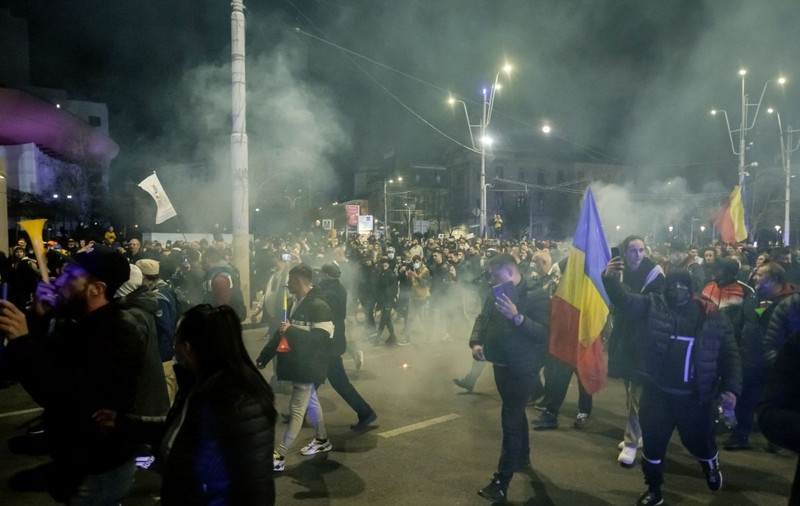 21 de persoane au fost trimise în judecată, după protestele violente anti-restricții care au avut loc în martie în București