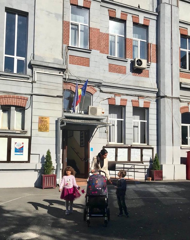 FOTO. Elena Băsescu a votat la referendum: "Nu poate niciodată vreun decident politic, cu mustaţă sau fără, să ne spună că nu formăm o familie!