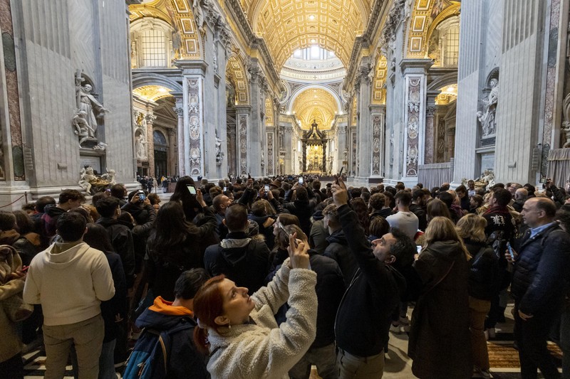Mii de oameni au venit la Basilica Sf. Petru pentru a-i aduce un ultim omagiu fostului papă | Foto: EPA