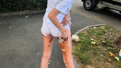 Femeia s-a așezat pe o bancă proaspăt vopsită. Foto Ora de Sibiu