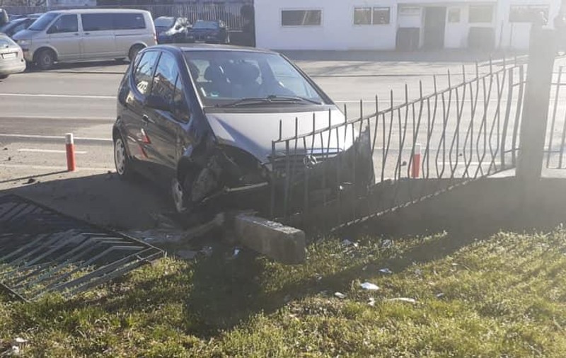 Un șofer a vrut să-și parcheze mașina, dar a dărâmat gardul Casei Radio din Cluj-Napoca