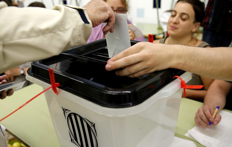 Cum au ajuns urnele de vot în interiorul secțiilor de votare păzite de poliție în Catalonia