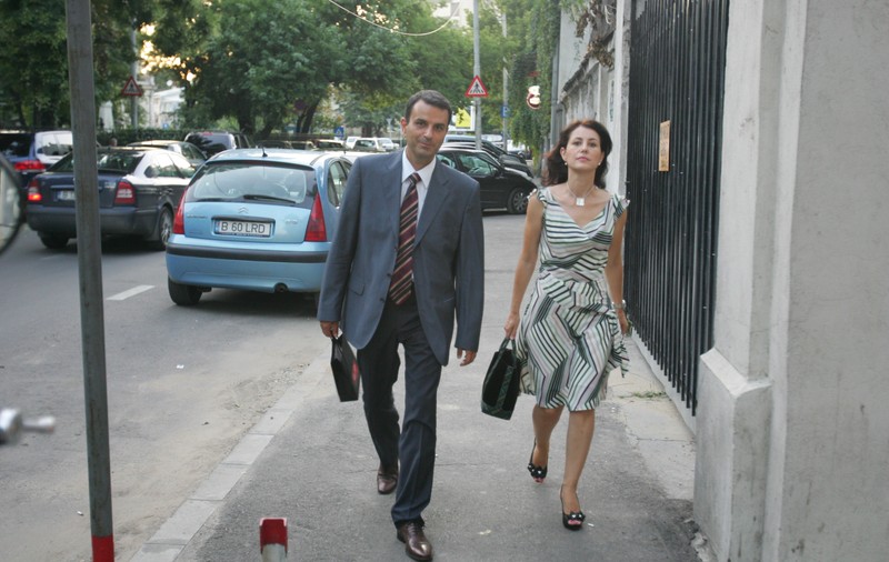 Soţia lui Lucian Mândruţă A PRINS O ŞARLATANCĂ. Iată CUM FAC UNII BANI din BUNĂ-CREDINŢĂ A ROMÂNILOR