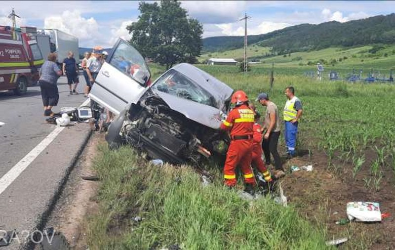 Trei victime, după ce un TIR s-a ciocnit cu o autoutilitară, în Mureș. A intervenit și elicopterul SMURD