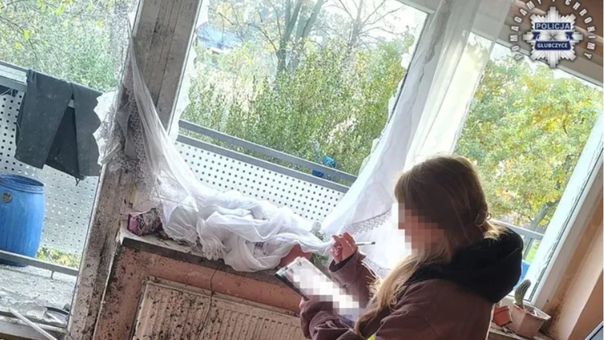 O polițistă investighează cauza producerii unei explozii într-un apartament din Polonia