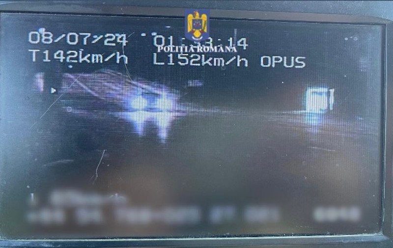 Șofer prins circulând cu 103 km/h peste viteza legală pe o stradă din Târgoviște. Ce sancțiuni a primit