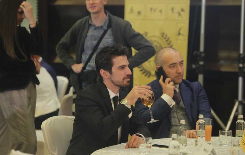 EXCLUSIV / Tuncay Ozturk, fostul soț al Andreei Marin, ieșire cu ”gașca”. Zâmbete, conversații și ... coniac!