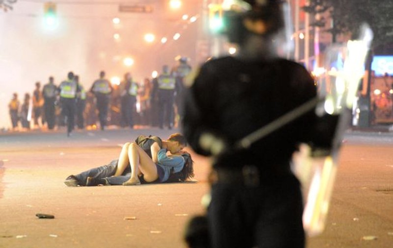Imaginea care a făcut înconjurul lumii: Make love, not war!