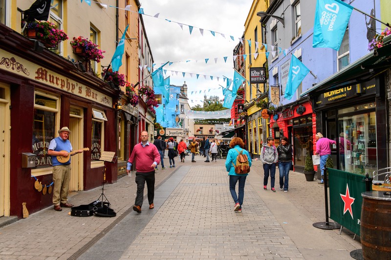 Imagine din centrul orașului irlandez Galway