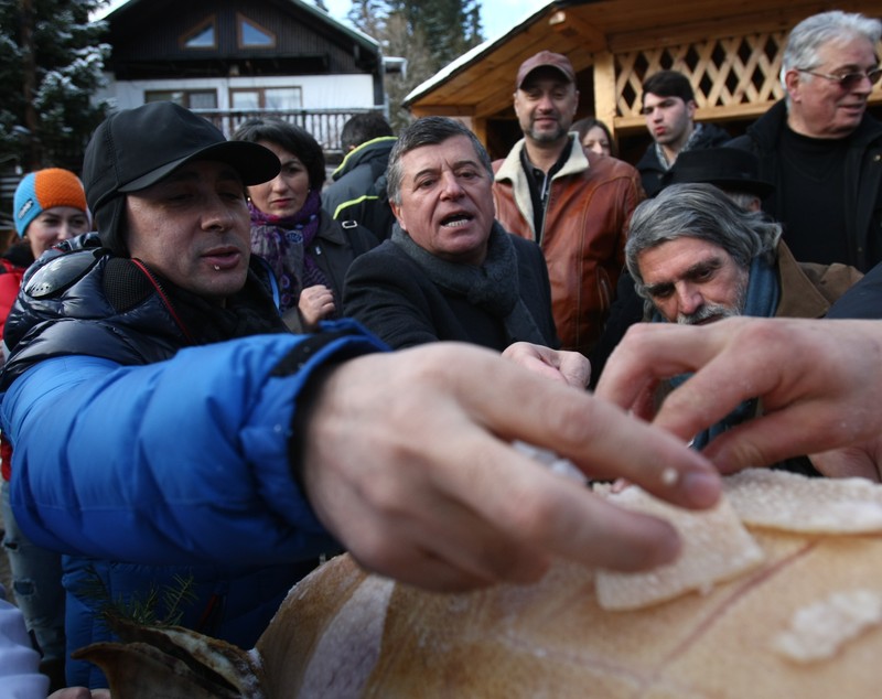 EVENIMENT / Izbaşa şi Brânză au tăiat porcul la Gura Diham / GALERIE FOTO