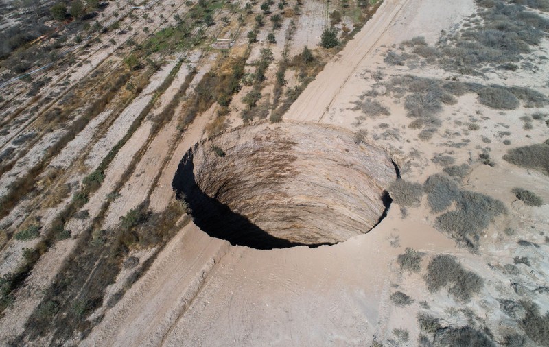 O groapă misterioasă de 200 de metri adâncime, găsită în Chile. Autoritățile încearcă să afle cum s-a format