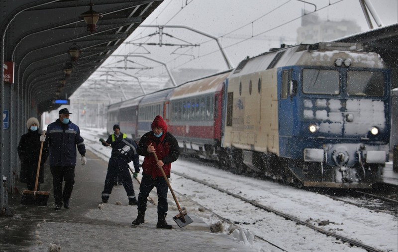 Ninsoarea abundentă a dat peste cap traficul feroviar. Unele trenuri au întârzieri