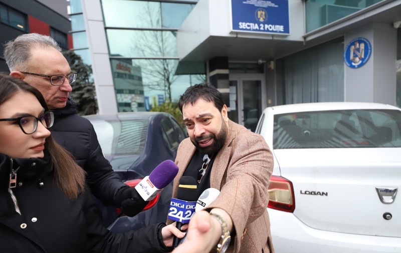 Florin Salam, spectacol în fața unei secții de poliție din București: „Eu sunt șeful României. Mergeam și cântam și într-un grajd”