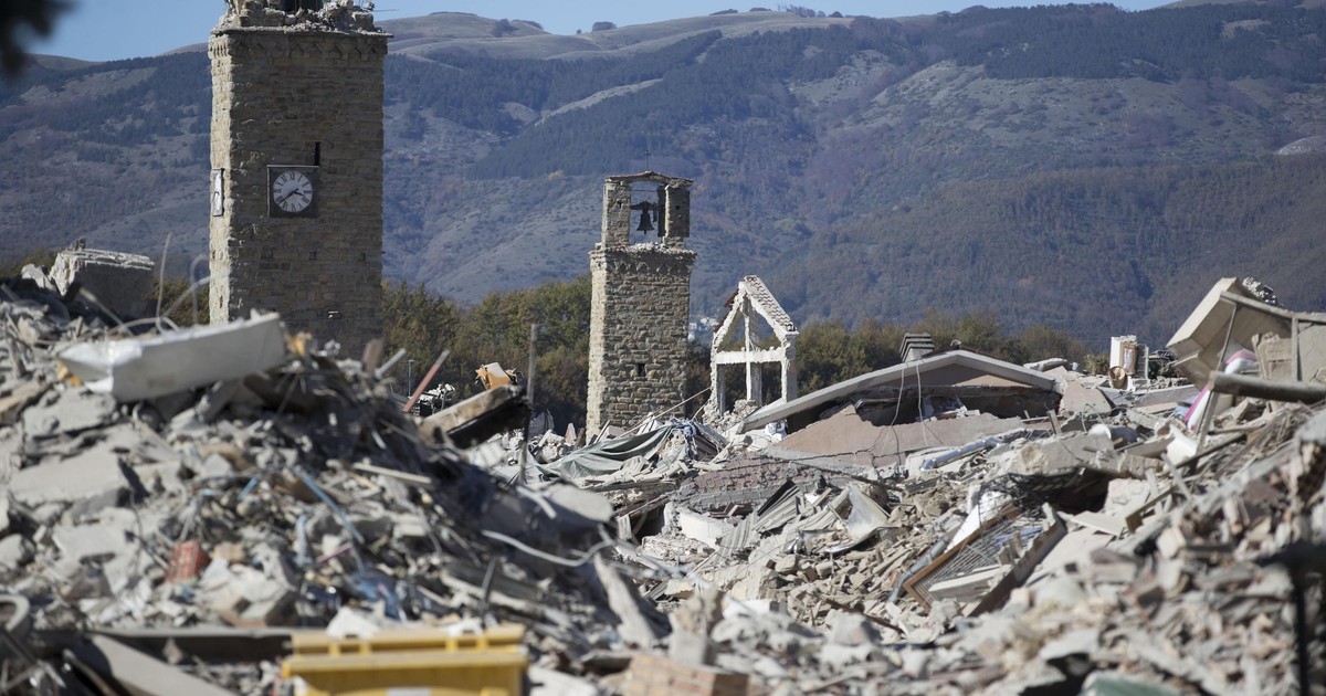 Un cutremur cu magnitudinea de 6,5 a zguduit centrul Italiei. Mai multe drumuri au fost fisurate și mai multe clădiri s-au prăbușit