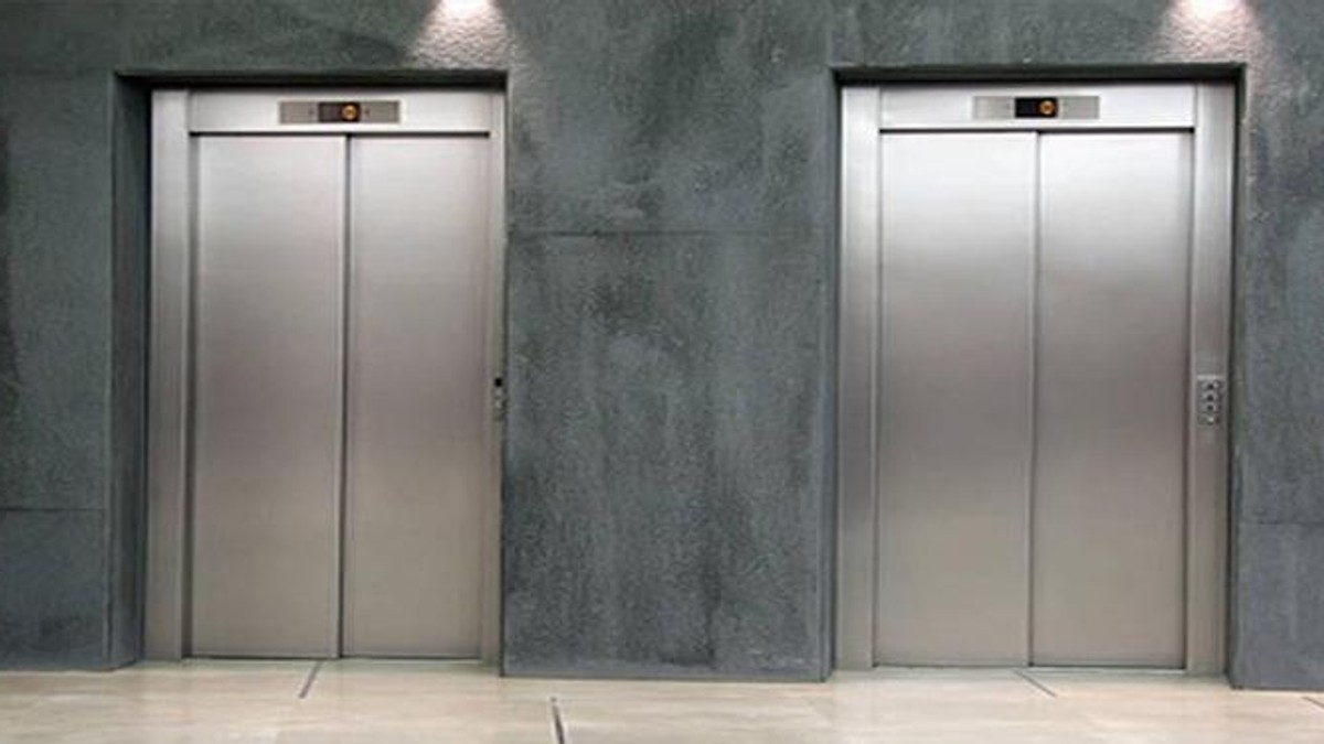 Haos la înmormântare. Coșciugul a rămas blocat în lift!