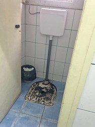 Așa arată unul dintre WC-uri. Suntem, totuși, în secolul XXI!