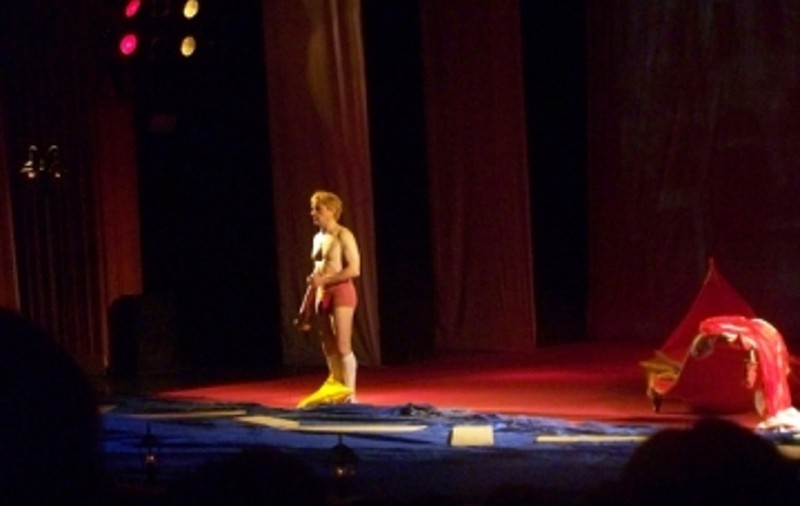 Claudiu Bleonţ şochează din nou! S-a dat în spectacol în timpul unei piese de teatru, uimind toată sala! FOTO