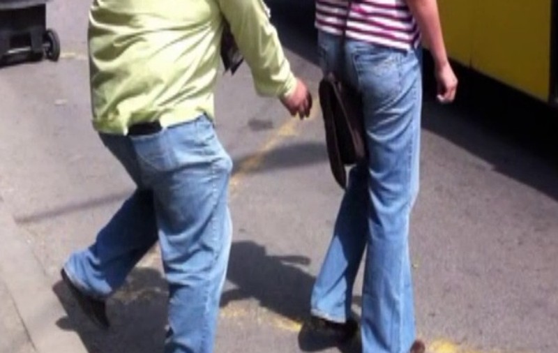 Uite cum operează HOȚII de buzunare, în autobuz | VIDEO