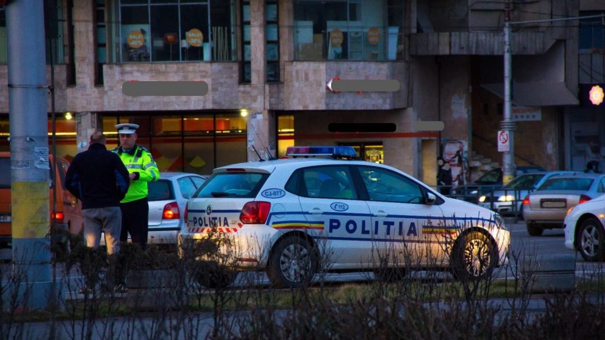 VIDEO „Sunt 3 blocuri, nu putem stabili adresa”. Reacția poliţiei când un client a reclamat că o minoră e obligată să se prostitueze