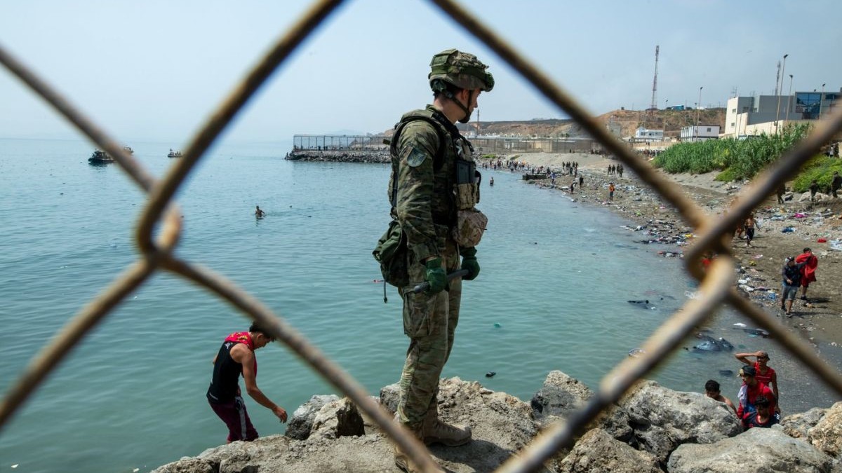 Soldații monitorizează situația în timp ce sute de migranți încearcă să înoate din Maroc până în orașul spaniol Ceuta din Africa de Nord. Criza migranților din Ceuta, Spania: 50.000 de persoane au fugit de frontieră, 67 de persoane au murit - 31 iulie 2026