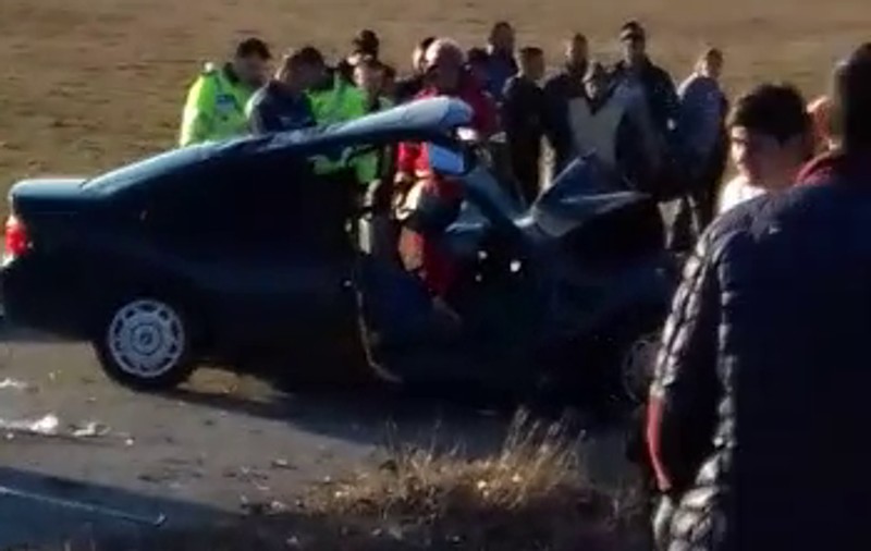 VIDEO/ Groaznic accident de circulație în județul Dolj. Doi morți și trei răniți, după ce o mașină s-a izbit violent de un copac