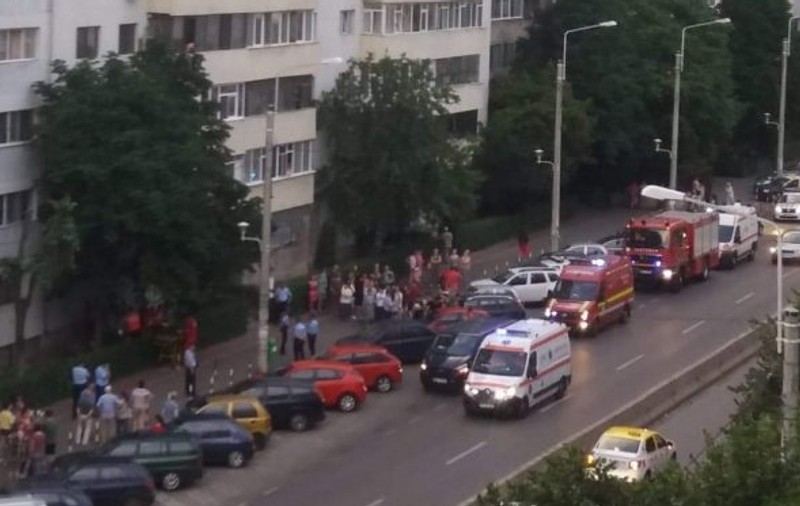 O femeie s-a aruncat de la etajul opt al unui bloc din Ploiești. Ea n-a vrut să-și înmormânteze mama, decedată de o săptămână