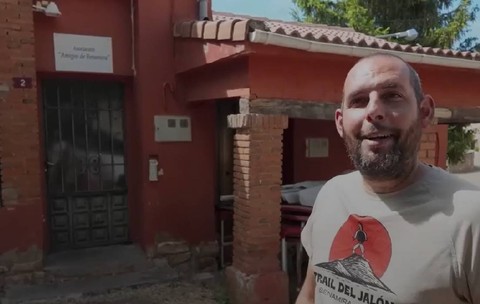 Fernando în fața unei clădiri părăsite din satul său din Spania