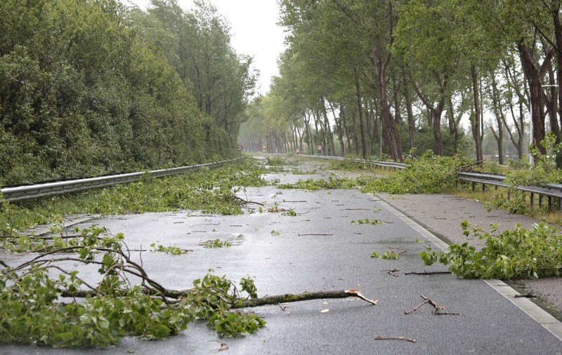 Vremea se răcește accentuat în toată țara și va fi lapoviță la munte. Cât ține codul galben de ploi torențiale, vijelii și grindină