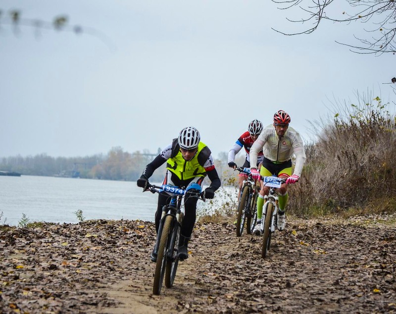 O tură cu bicicleta pe malul fluviului, la Maratonul Dunării / GALERIE FOTO