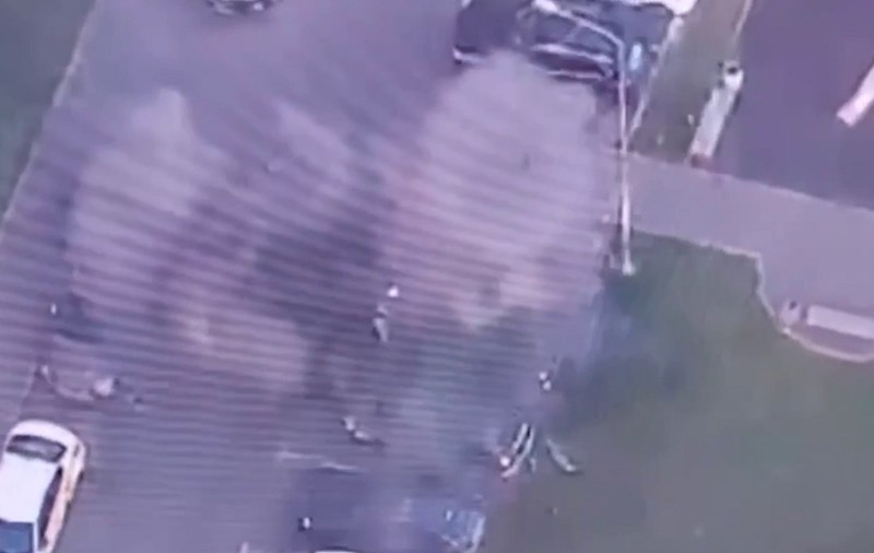 Video cu momentul în care Toyota Land Cruiser a unui ofițer explodează, la Moscova, când militarul și soția lui se urcau în mașină